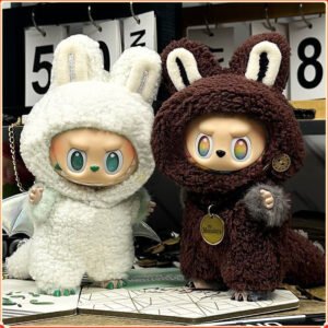 Otenee Labubu, the Great Demon King, has two generations of clothing. The leader of Labubu's clothes is a vinyl replacement kit for baby clothes and a set of small angels