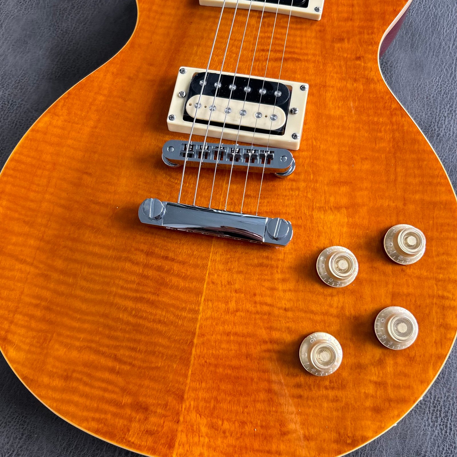 Made in China with postage grimace, horizontal stripes, ox bone, round head and small eyes, iron cover - Image 2