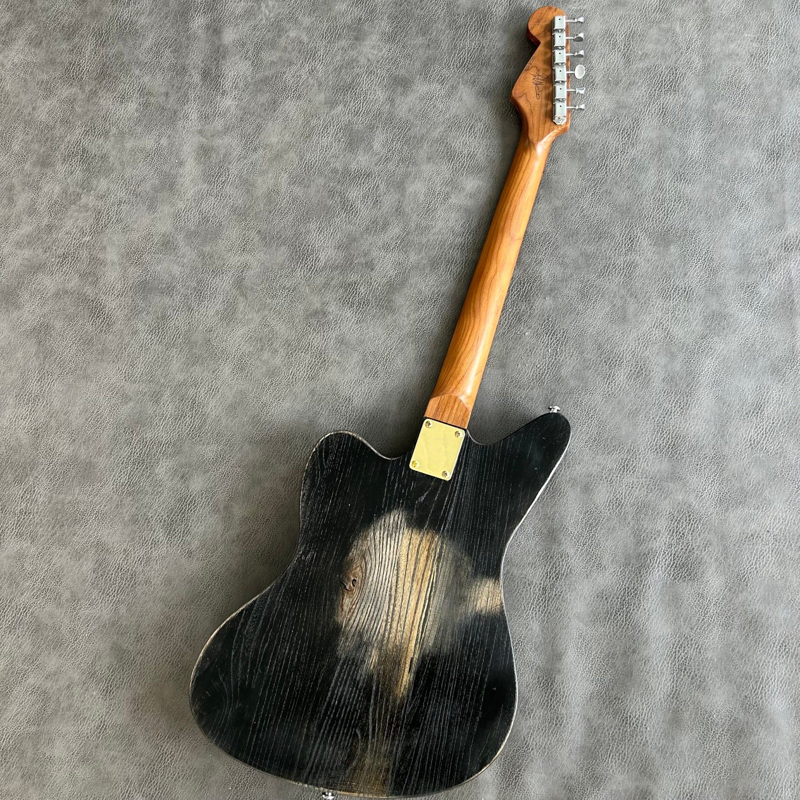 Made in China with postage Jaguar F hole is used as a small rocker for the old roasted maple neck fingerboard. - Image 5