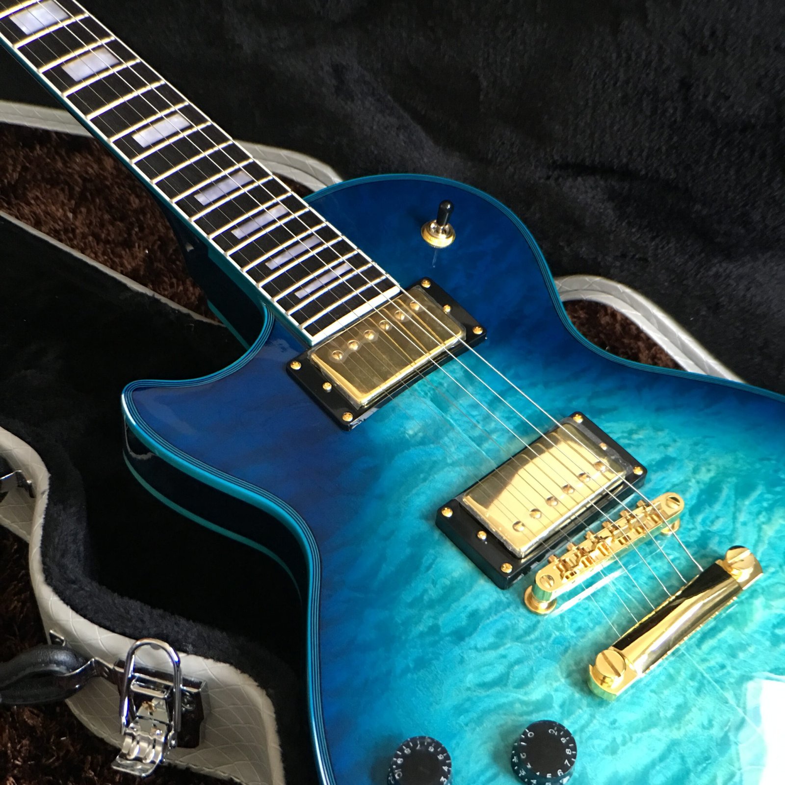 Made in China with postage Blue Gibson LP - Image 2