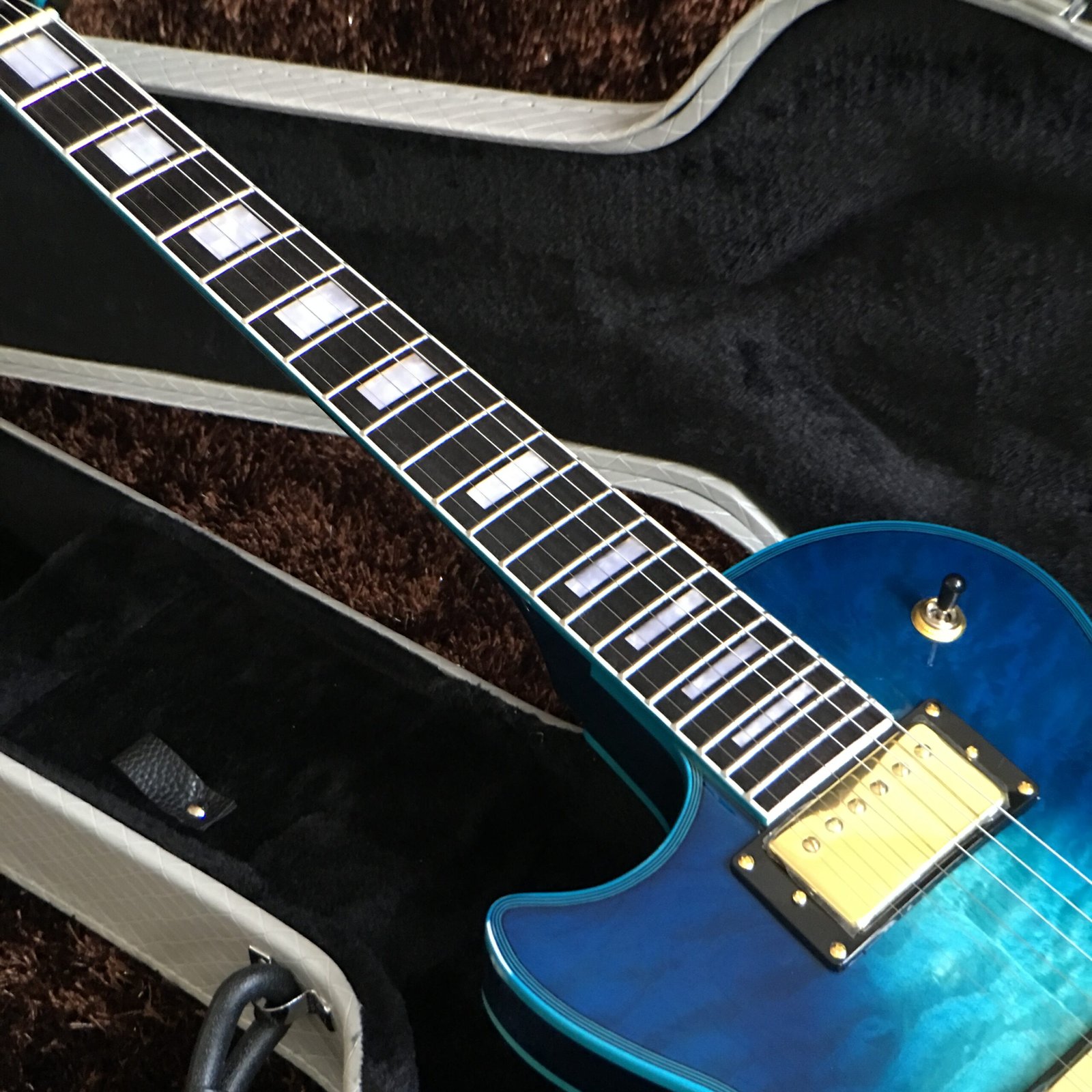 Made in China with postage Blue Gibson LP - Image 3