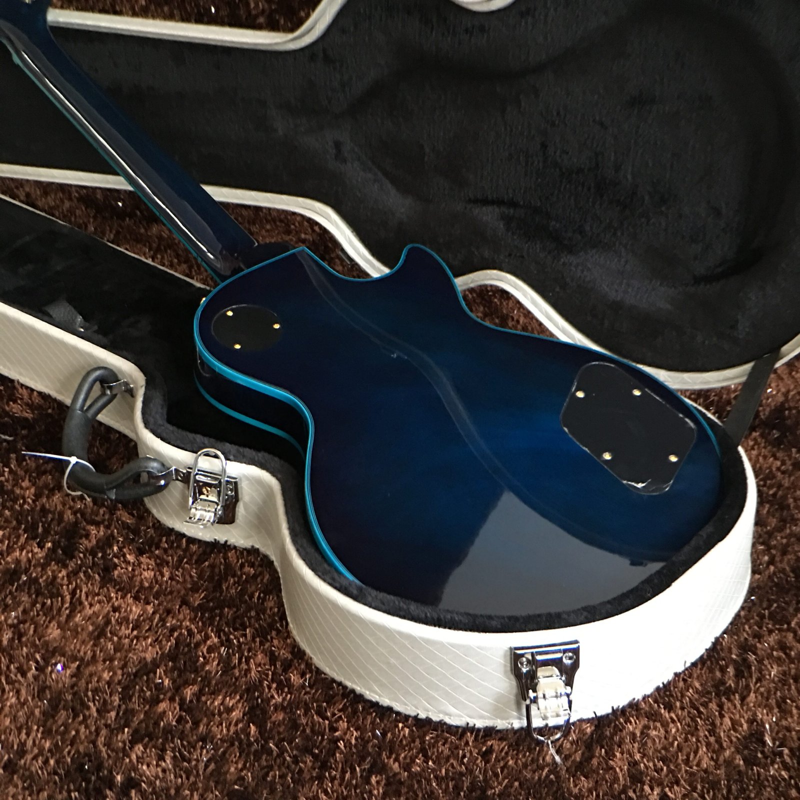 Made in China with postage Blue Gibson LP - Image 4