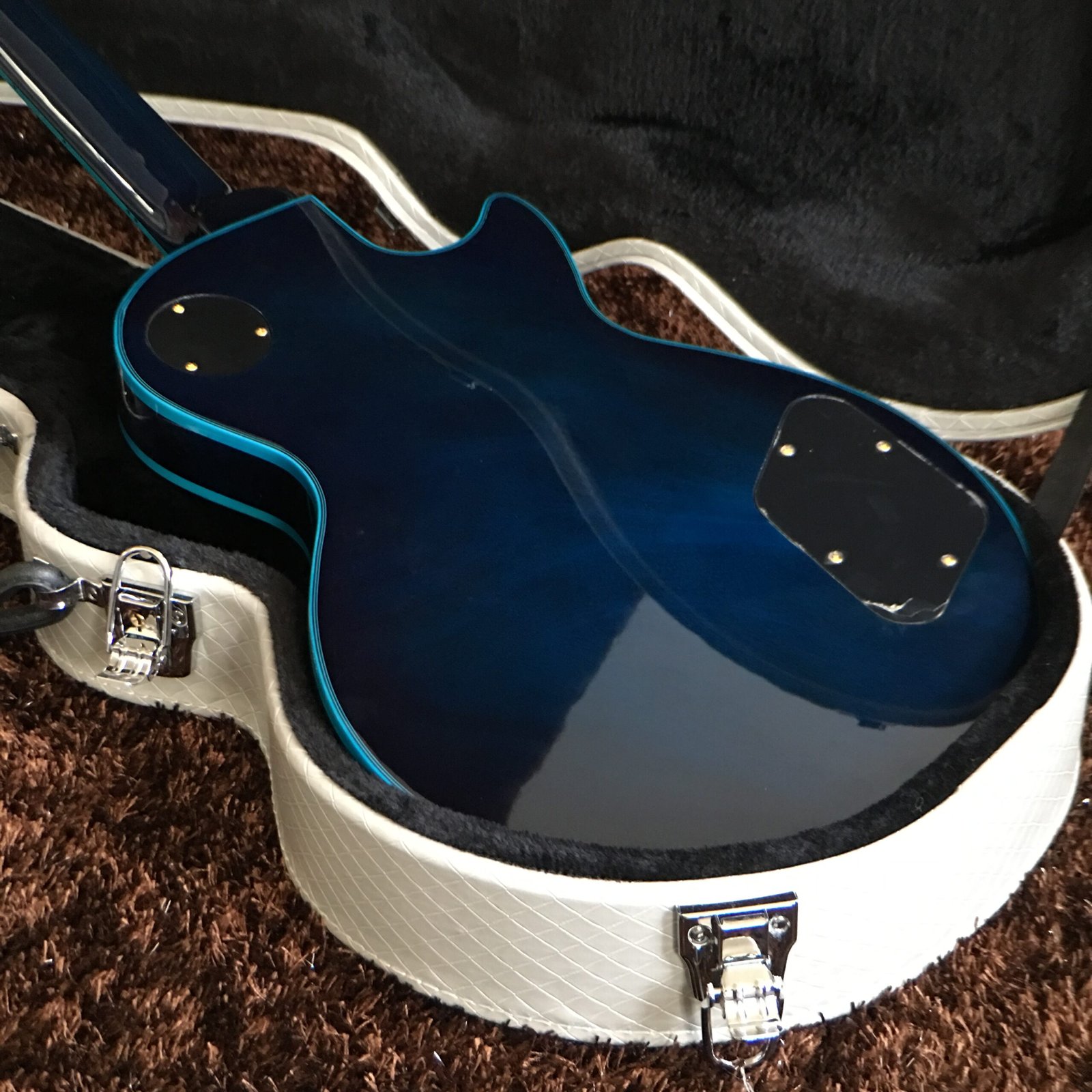 Made in China with postage Blue Gibson LP - Image 5