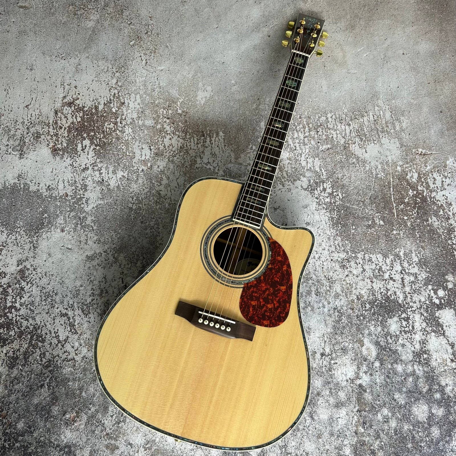 Made in China with postage Martin D45 lack angle spruce with single rosewood side. Ribbon wrapping. 900