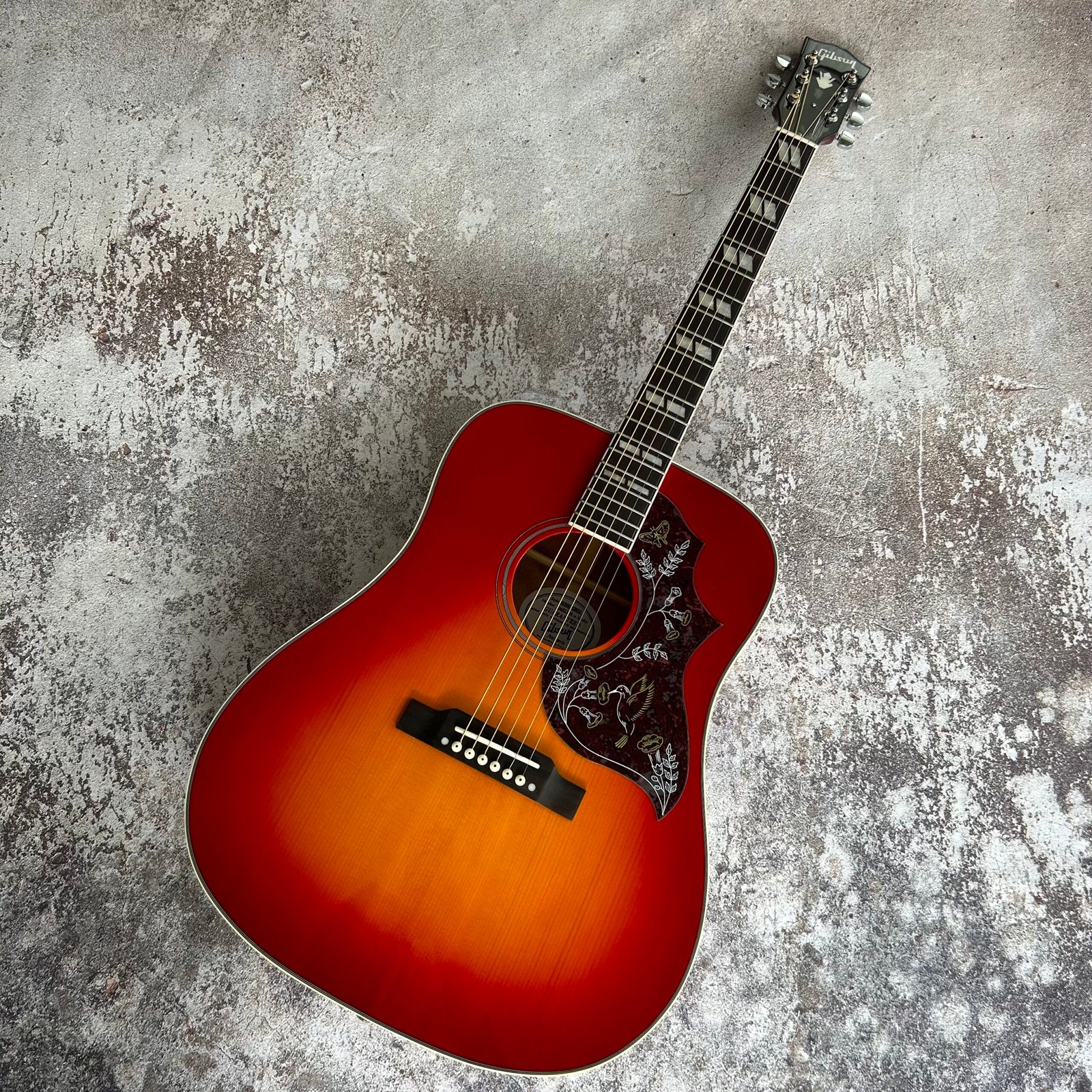 Made in China with postage Hummingbird red CS spruce face single mahogany side back 78013. Hummingbird red CS spruce face single mahogany side back 780