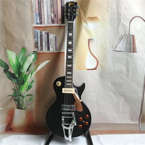 Gloss Black Les Paul Electric Guitar, Single P90 Pickup, Bigsby Tremolo Bridge, Rosewood Fingerboard with Trapezoid Inlays, Chrome Hardware